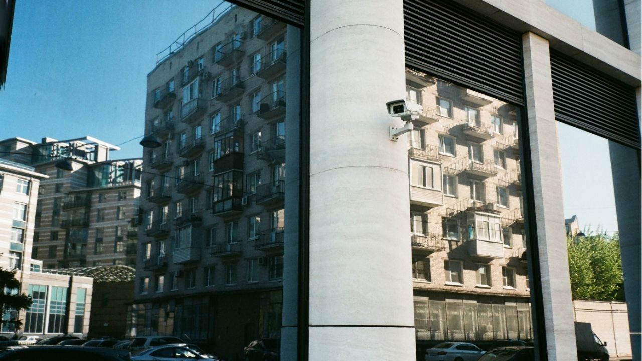 Armass Glass Merminin Ötesinde Koruma: Patlamaya Dayanıklı (Blast-Resistant) Camların Yapısı ve Önemi